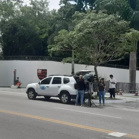 Flamengo barra UOL de treino por causa de denúncia sobre incêndio do Ninho