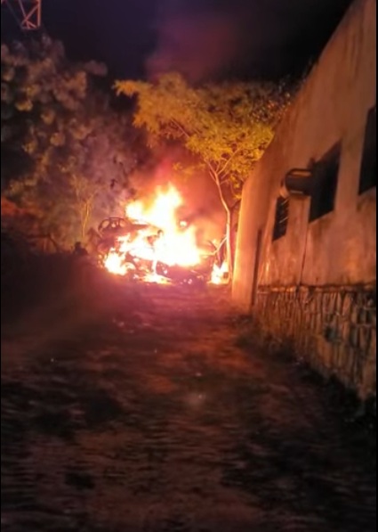 VÍDEO: Criminosos incendeiam veículos na antiga delegacia de Ceará-Mirim