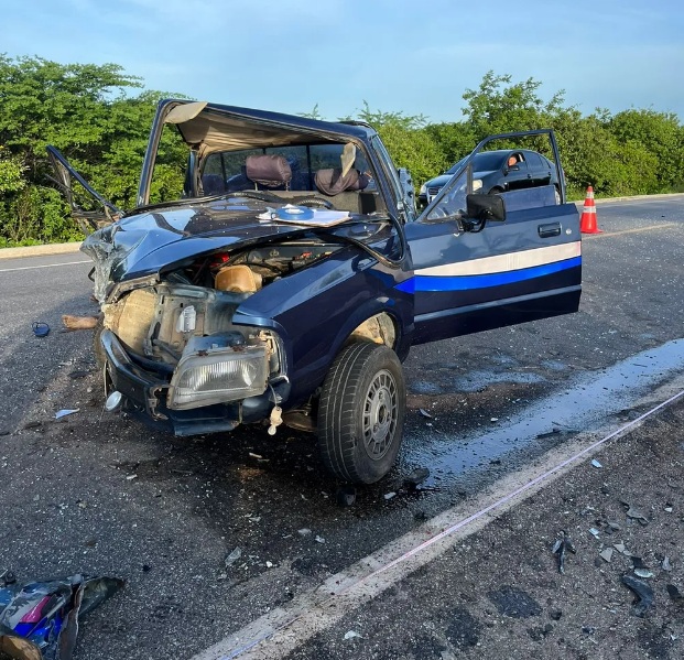 Motorista morre e carro fica destruído após acidente na BR-304