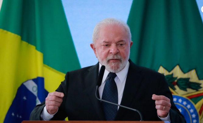 Lula está com pneumonia leve e adia viagem para a China