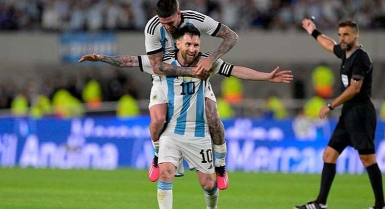 Messi faz gol de número 800 e torcida da Argentina provoca seleção brasileira: 'está morta'