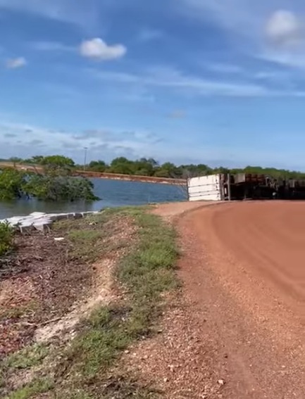 VÍDEO: Carreta tomba e Polícia Civil apreende carga de cigarros contrabandeados no RN