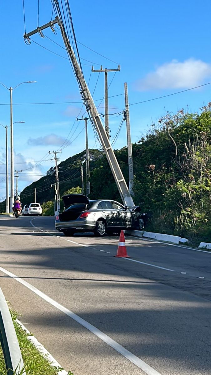 Motorista perde controle e bate Mercedes-Benz em poste na Via Costeira