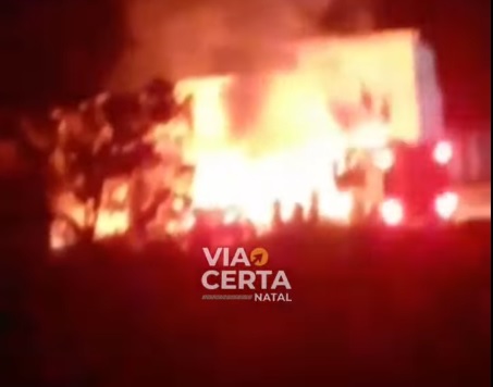 VÍDEO: Criminosos incendeiam veículos em Parnamirim
