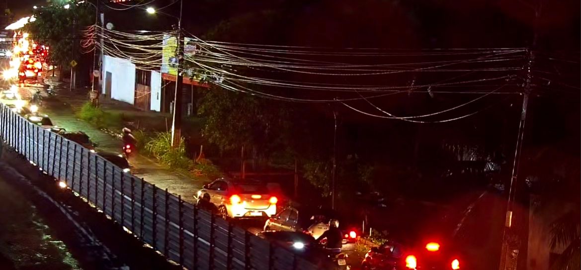 VÍDEO: Pista de avenida cede após temporal em Natal; ASSISTA