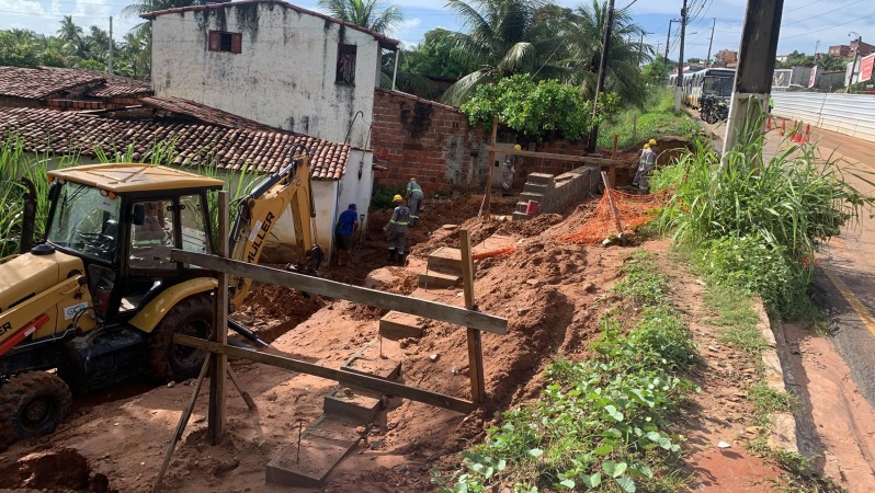 Equipes da Prefeitura trabalham em trecho danificado da Av. Felizardo Moura