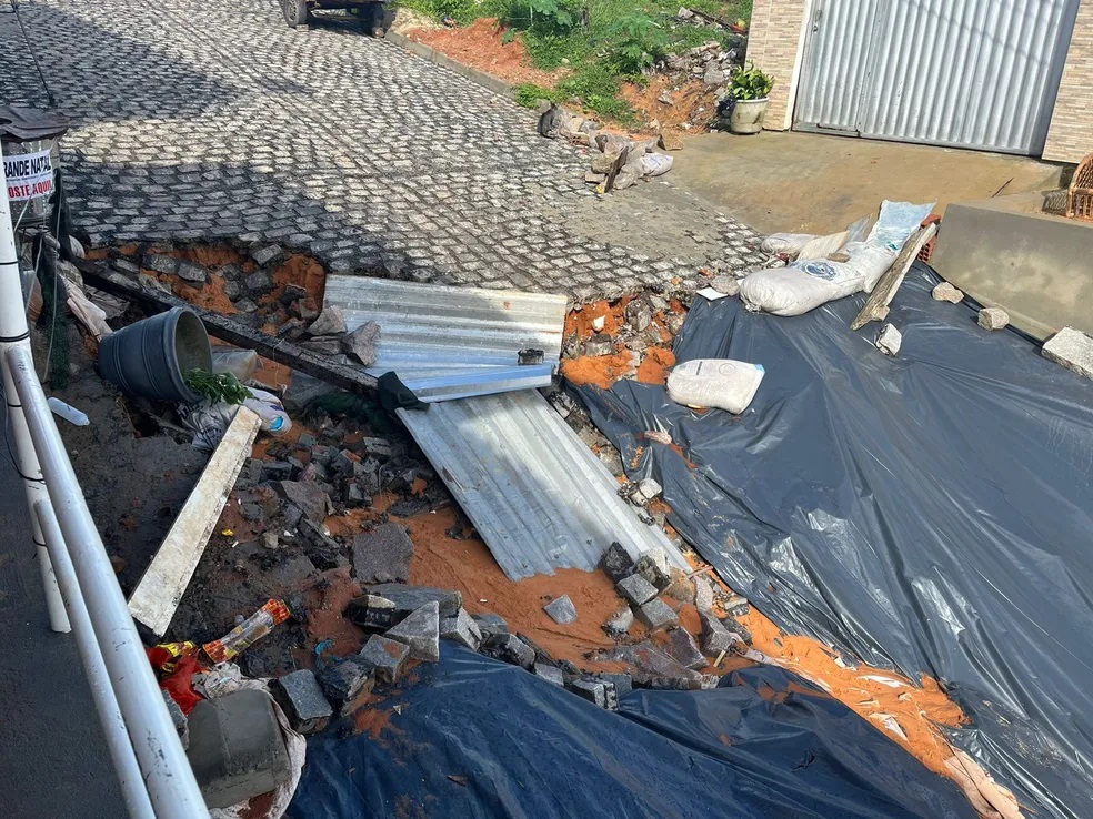 Cratera se abre em rua de Nova Parnamirim, quase 'engole' casa e isola moradores