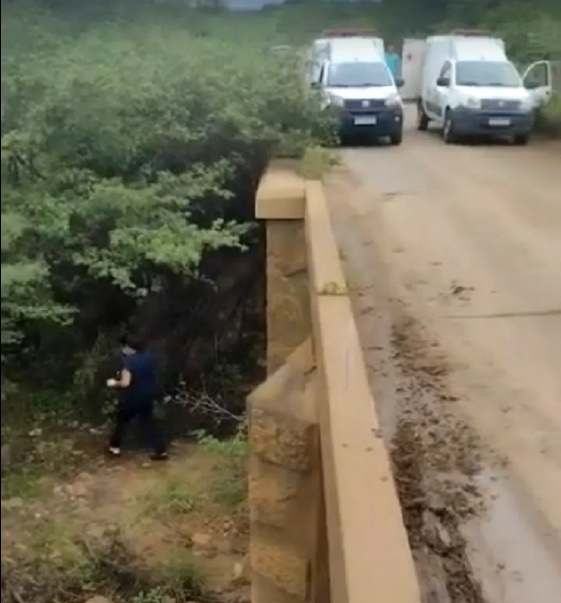Mulher morre após moto cair de ponte em estrada no interior do RN