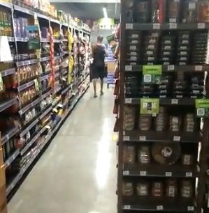 VÍDEO: Diante de seguranças, criminosos furtam supermercado em Recife