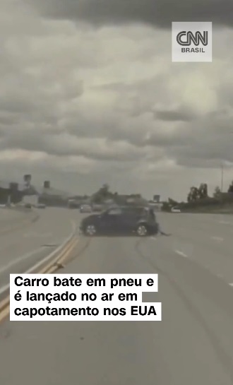 VÍDEO: Carro bate em pneu e é lançado no ar em capotamento nos EUA