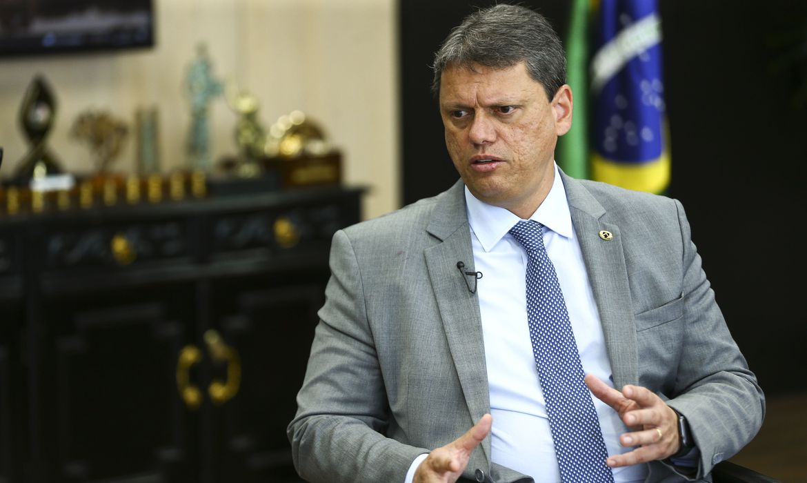 Tarcísio de Freitas passará por cirurgia para retirada de cálculo renal em Londres