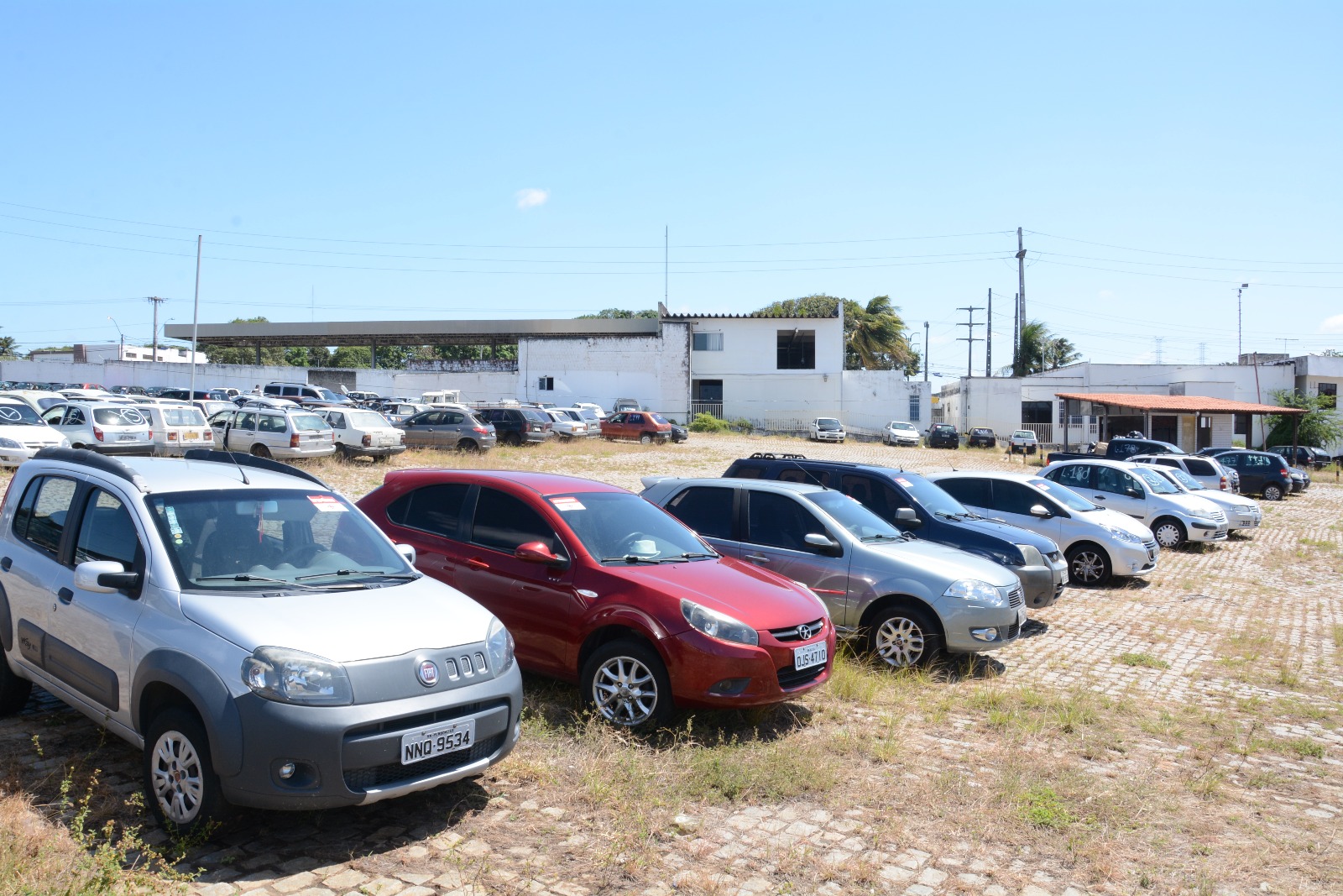 Detran realiza leilão de veículos com 100 lotes de carros, motos e sucatas