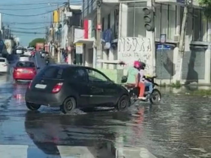 VÍDEO: Vazamento no Alecrim deixa bairros de Natal sem água; veja lista
