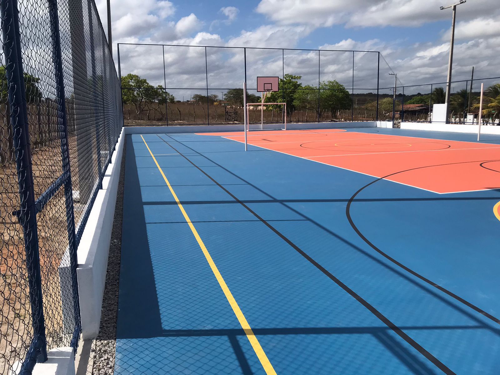 Prefeito Emídio Jr. entrega quadra poliesportiva totalmente reformada em Mata Verde nesta quinta-feira