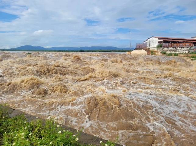 Após chuvas de quase 200 mm, açudes transbordam e comunidades ficam isoladas no Alto Oeste do RN