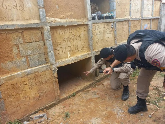 Coveiros desconfiam de túmulo e resgatam mulher enterrada viva