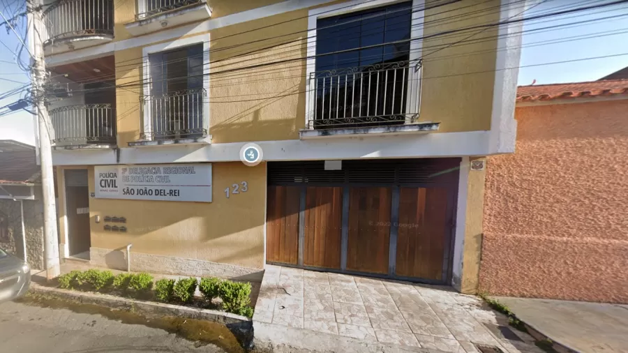 Mulher volta de viagem e encontra três pessoas mortas dentro de casa em MG