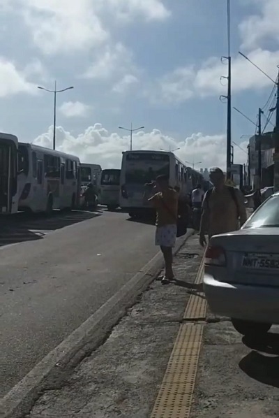 VÍDEOS: Motoristas enfrentam engarrafamento quilométrico na Ponte de Igapó; assista