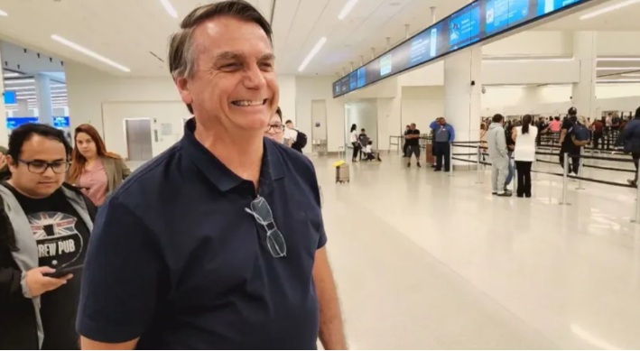Não precisa fazer oposição a esse governo, ele é uma oposição por si só, afirma Bolsonaro