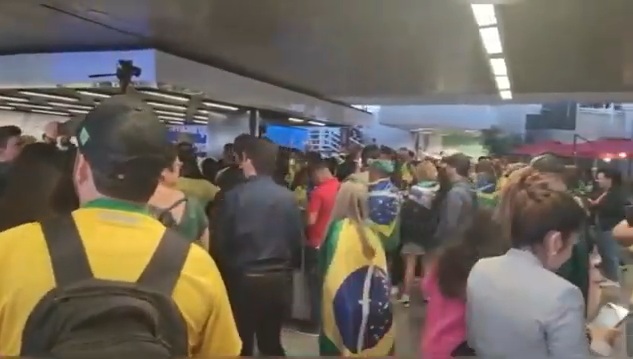 VÍDEO: “Eu vim de graça”, gritam apoiadores de Bolsonaro em aeroporto de Brasília