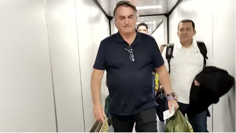 Bolsonaro é aplaudido ao desembarcar de avião em Brasília