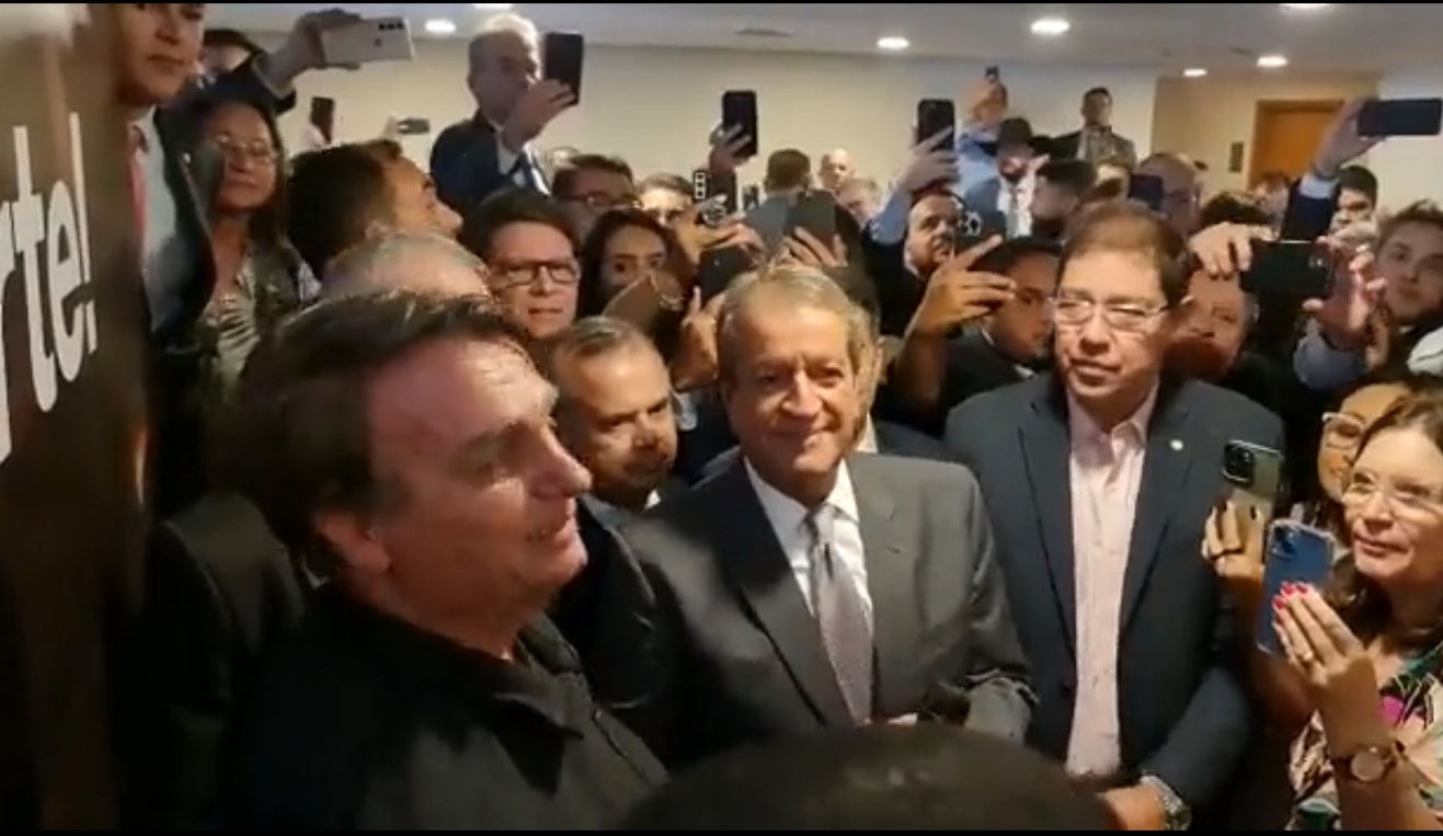"O movimento que o sr. construiu no Brasil veio para ficar", diz Valdemar Costa Neto em recepção a Bolsonaro