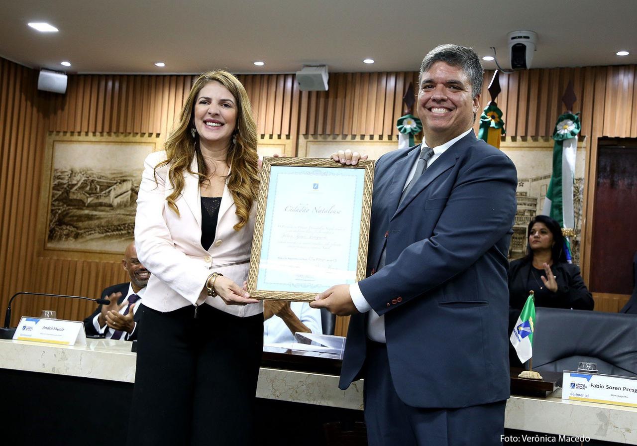Vereadora Nina entrega Título de Cidadão Natalense ao vice-diretor da Escola de Música da UFRN