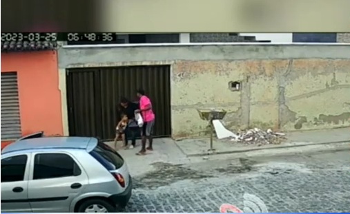 VÍDEO: Mulher é assaltada com criança no colo e bandidos levam até pertences do bebê na Grande Natal