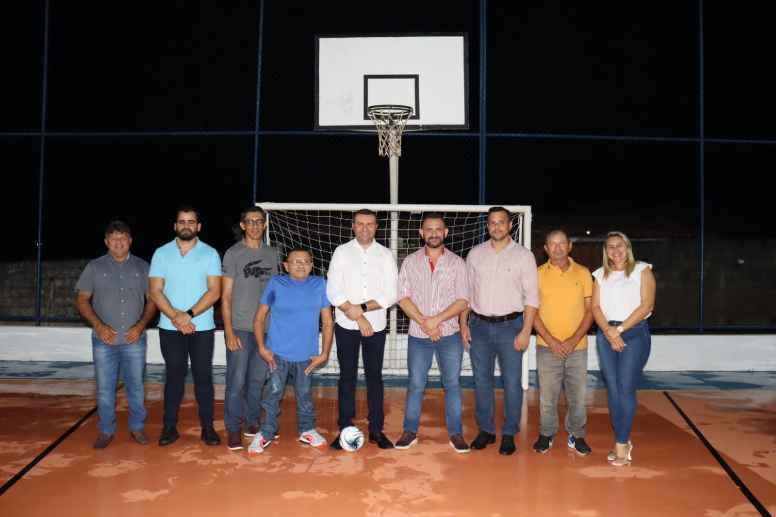 Prefeito Emídio entrega quadra poliesportiva totalmente reformada em Mata Verde