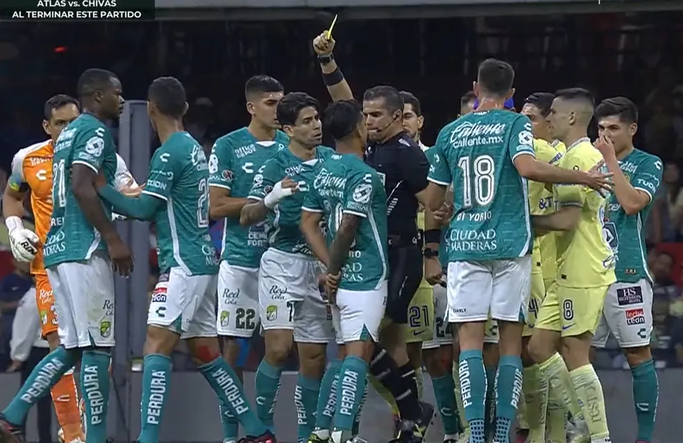 VÍDEO: Árbitro agride ex-jogador de gigante do futebol brasileiro durante partida