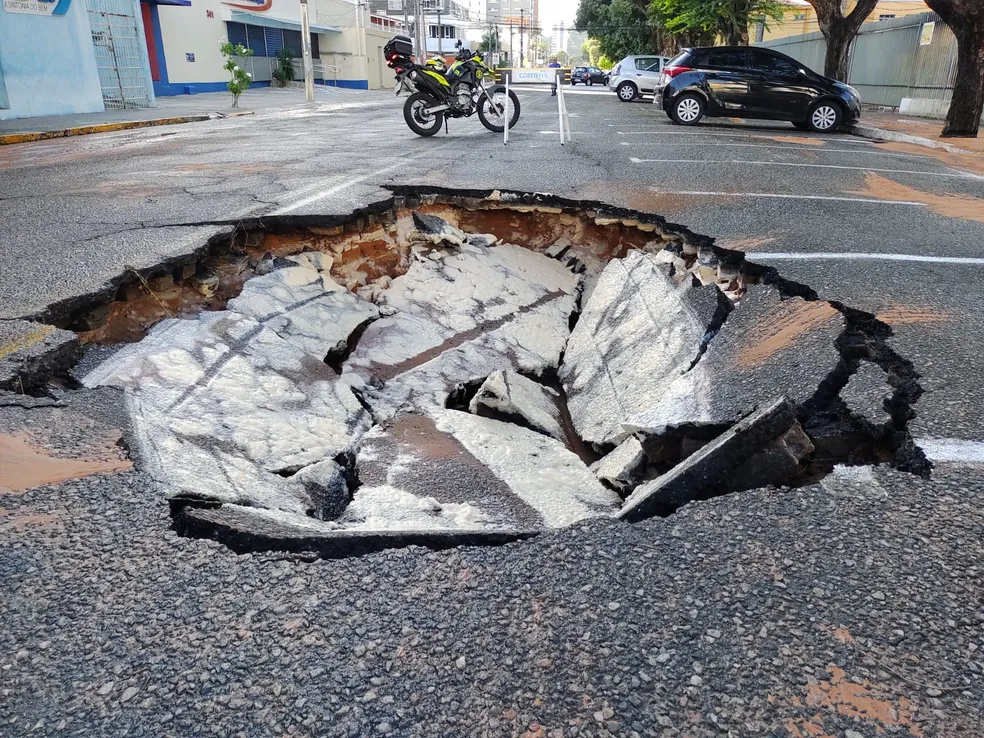 Cratera se abre ao lado da Catedral Metropolitana de Natal e rua é interditada