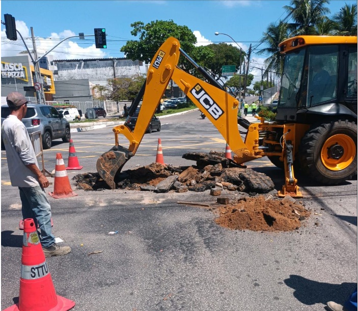 Obra interdita parte do cruzamento da Alexandrino com a Prudente de Morais, em Natal