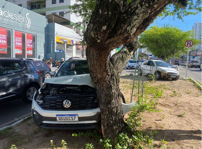 Carros vão parar no canteiro central após acidente em avenida de Natal