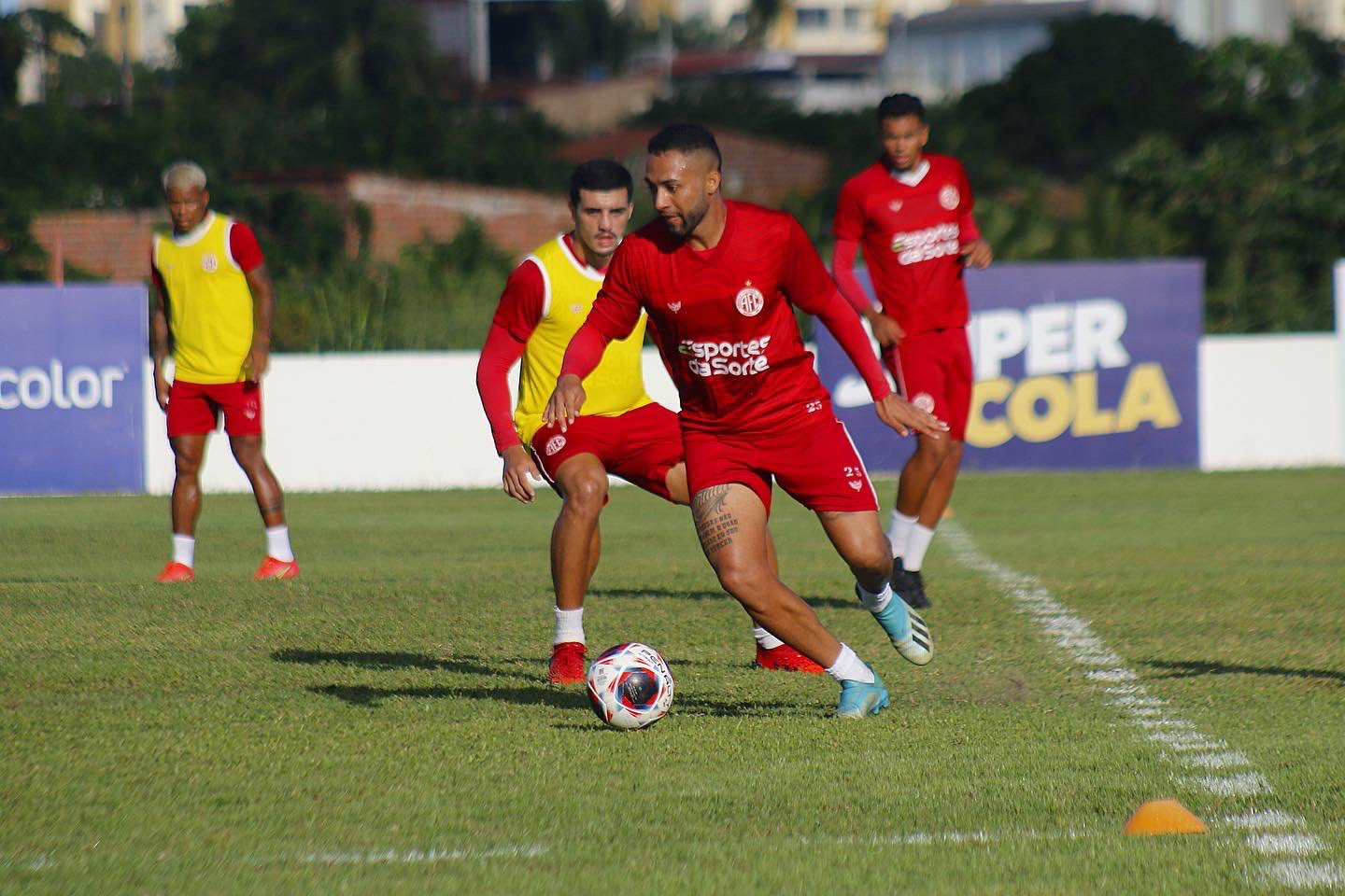 América volta aos treinamentos com desfalques; atacante deixa o clube