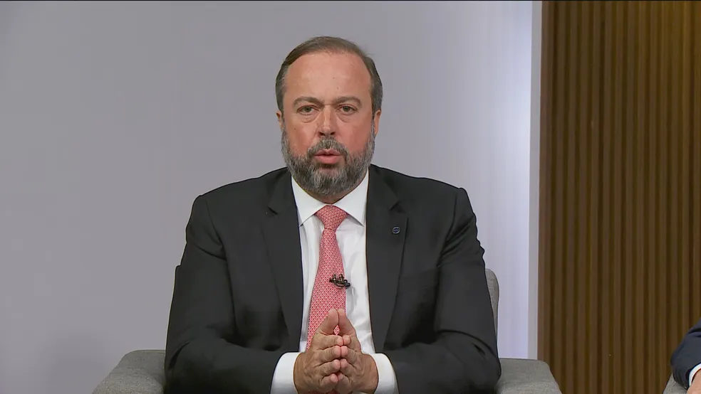 Ministro anuncia mudança na política de preços da Petrobras e prevê redução de até R$ 0,25 no diesel