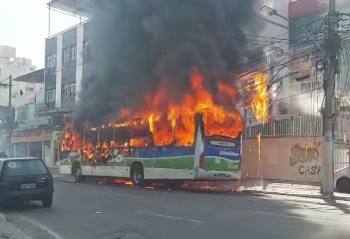 VÍDEO: Homem ateia fogo em passageiros dentro de ônibus e criança fica em estado gravíssimo