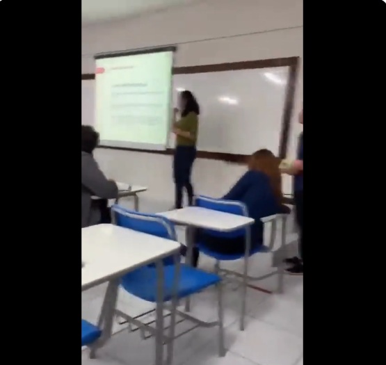 VÍDEO: Alunos da UFRN distribuem panfletos políticos em faculdade particular e caso termina em confusão