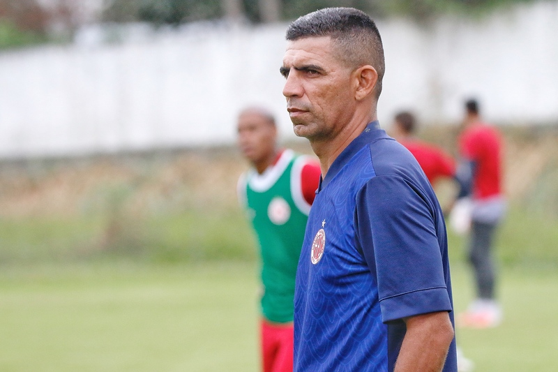 Sob comando de técnico interino, América treina com quatro desfalques; confira