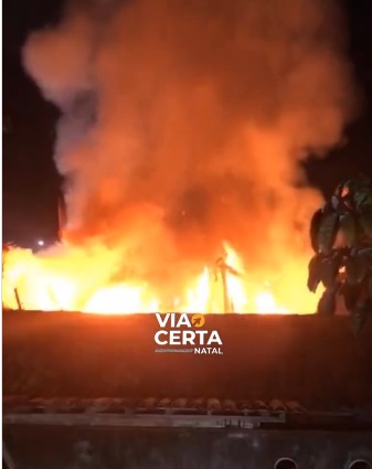 VÍDEO: Prédio desaba durante incêndio em Canguaretama