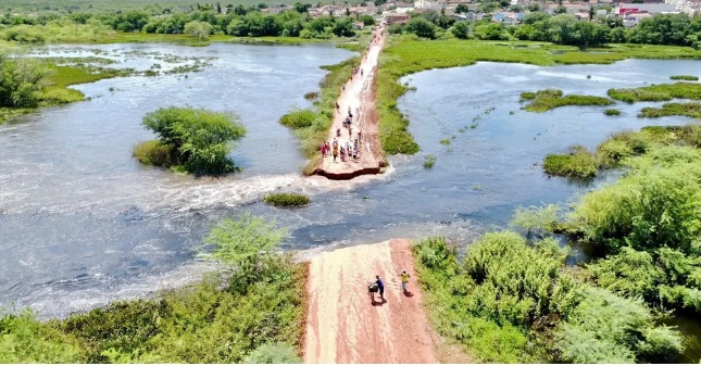 Trecho de estrada que liga cidades do RN se rompe após cheia de rio