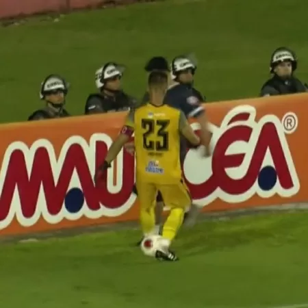 VÍDEO: Gandula dá caneta em goleiro durante quartas do Pernambucano; assista