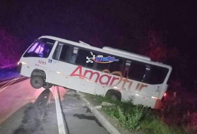 Micro-ônibus fica pendurado em ribanceira em rodovia estadual em Assú