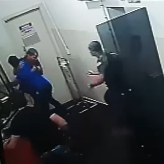 VÍDEO: Preso por estupro de vulnerável tenta tirar arma de PM e morre ao ser atingido por tiro em delegacia;...
