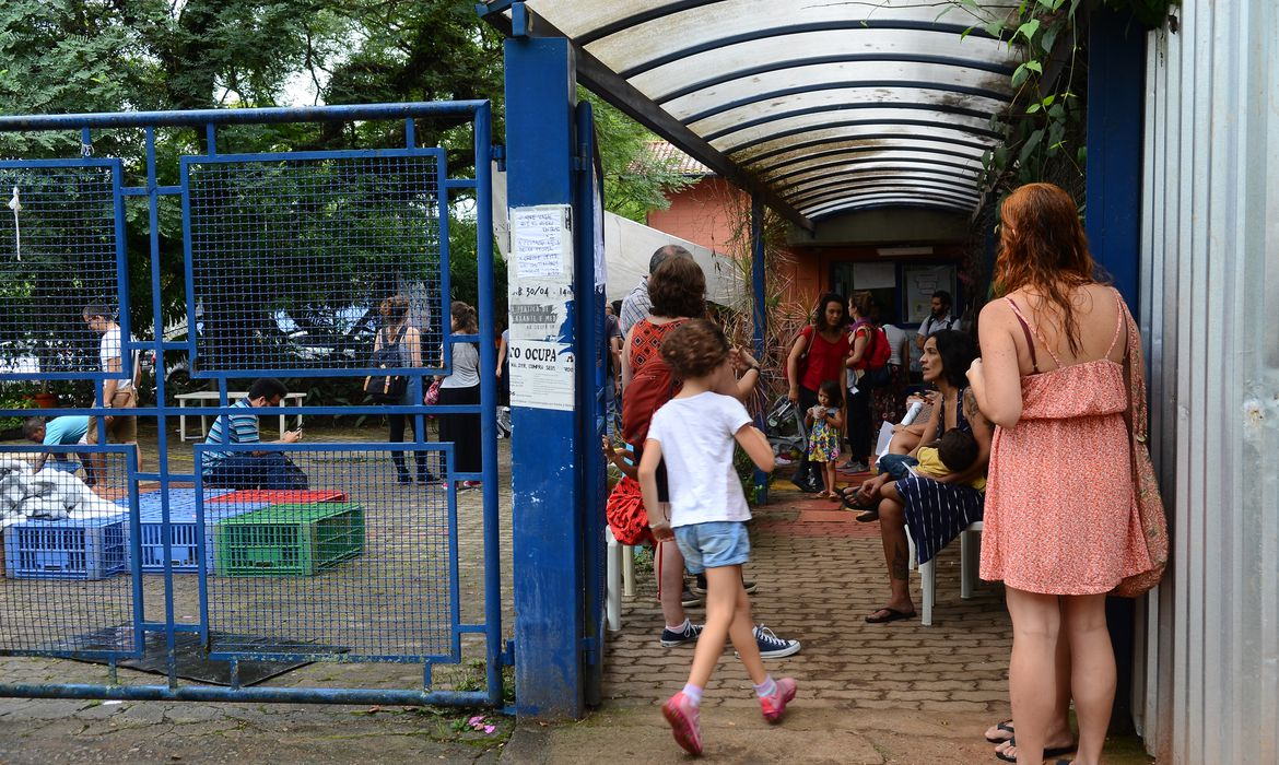 Professor usará tornozeleira eletrônica após 'apoiar' ataque a creche em SC