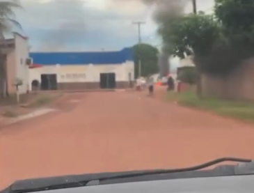 VÍDEO: Criminosos fortemente armados invadem base da PM e explodem empresa de transporte de valores em MT