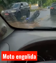 VÍDEO: Moto é parcialmente engolida por buraco escondido em Ponta Negra