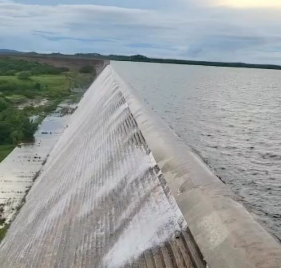 VÍDEO: Barragem Umari volta a transbordar após 14 anos; assista