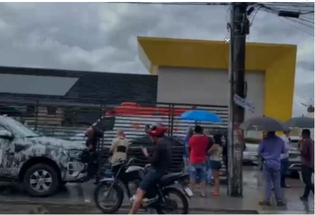 Menino de 12 anos tenta esfaquear alunos e professores em colégio de Manaus