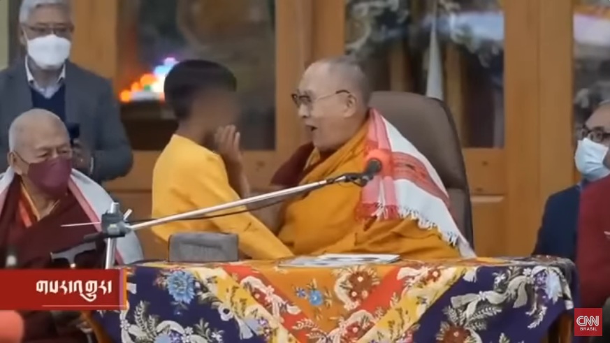 Dalai Lama pede beijo na língua a menino e se desculpa após repercussão