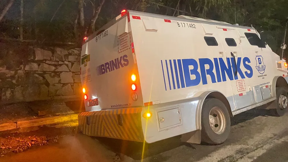 Carro-forte cai em buraco e fica preso na avenida Jerônimo Câmara, em Natal